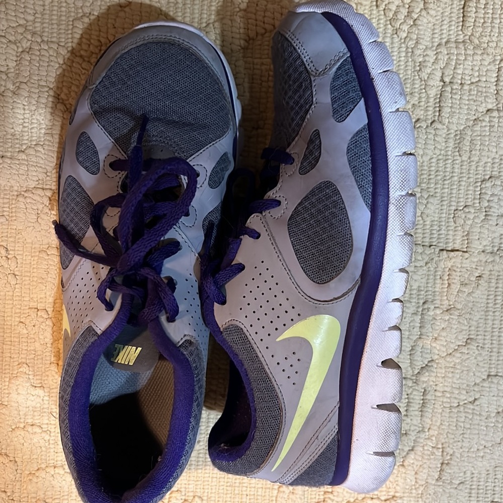 Nike shoes - Picture 2 of 2
